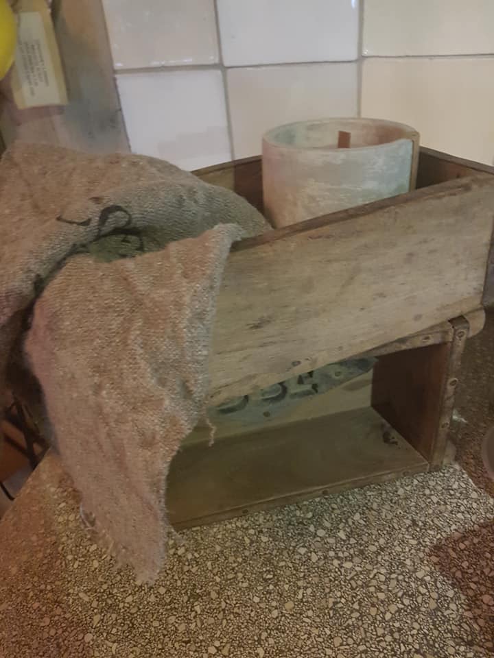 Oude houten steenmal bak - Afbeelding 2